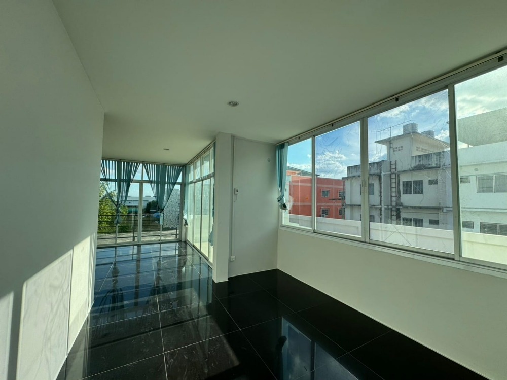 ขายโฮมออฟฟิศพัทยา บางแสน ชลบุรี สัตหีบ : ขาย โฮมออฟฟิต 3 ชั้น ใจกลางอมตะนคร ชลบุรี เนื้อที่ 105 ตร.วา พื้นที่ใช้สอย 675 ตร.เมตร ตกแต่งพร้อม ราคา 27 ลบ. *