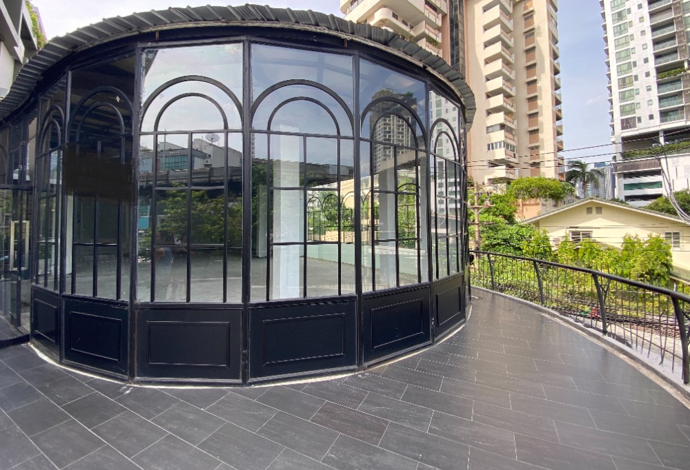 For RentRetail SpaceSukhumvit, Asoke, Thonglor : Retail space on Sukhumvit main road - Phromphong. Suitable for restaurants and cafes. 零售店出租，素坤逸，适合饭店和咖啡店 ** NO CO-AGENT ** 