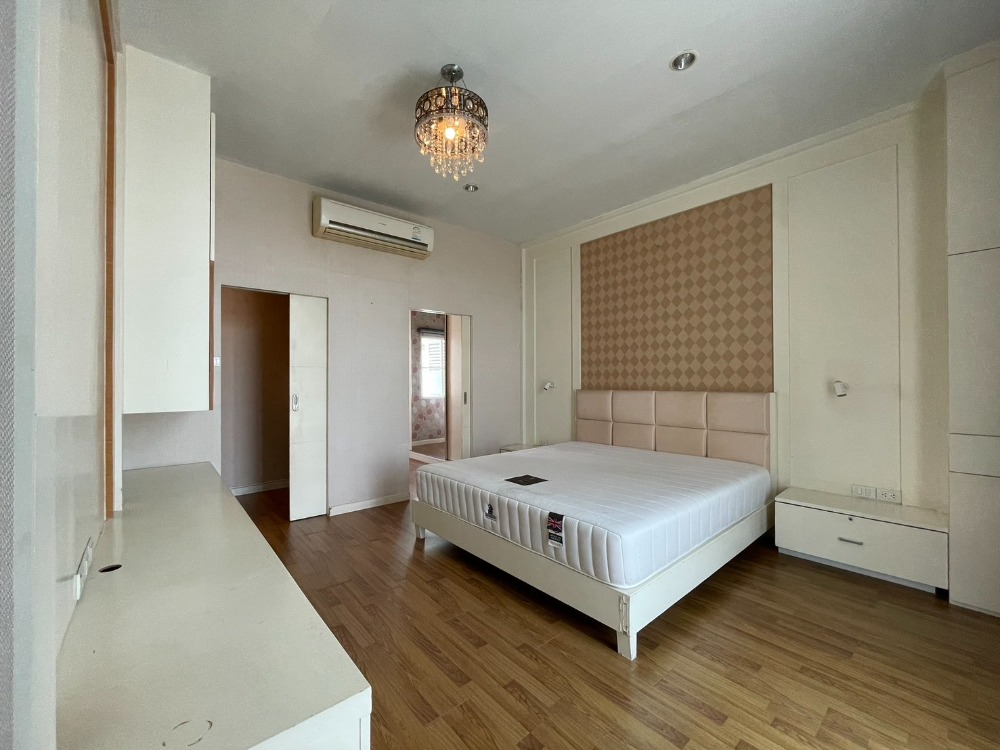For SaleTownhomeBang kae, Phetkasem : 3-storey townhome for sale, The Metro Sathorn-Kanlapaphruek 31.7 sq.what, behind the corner of the garden near the pool, good location, convenient to travel.