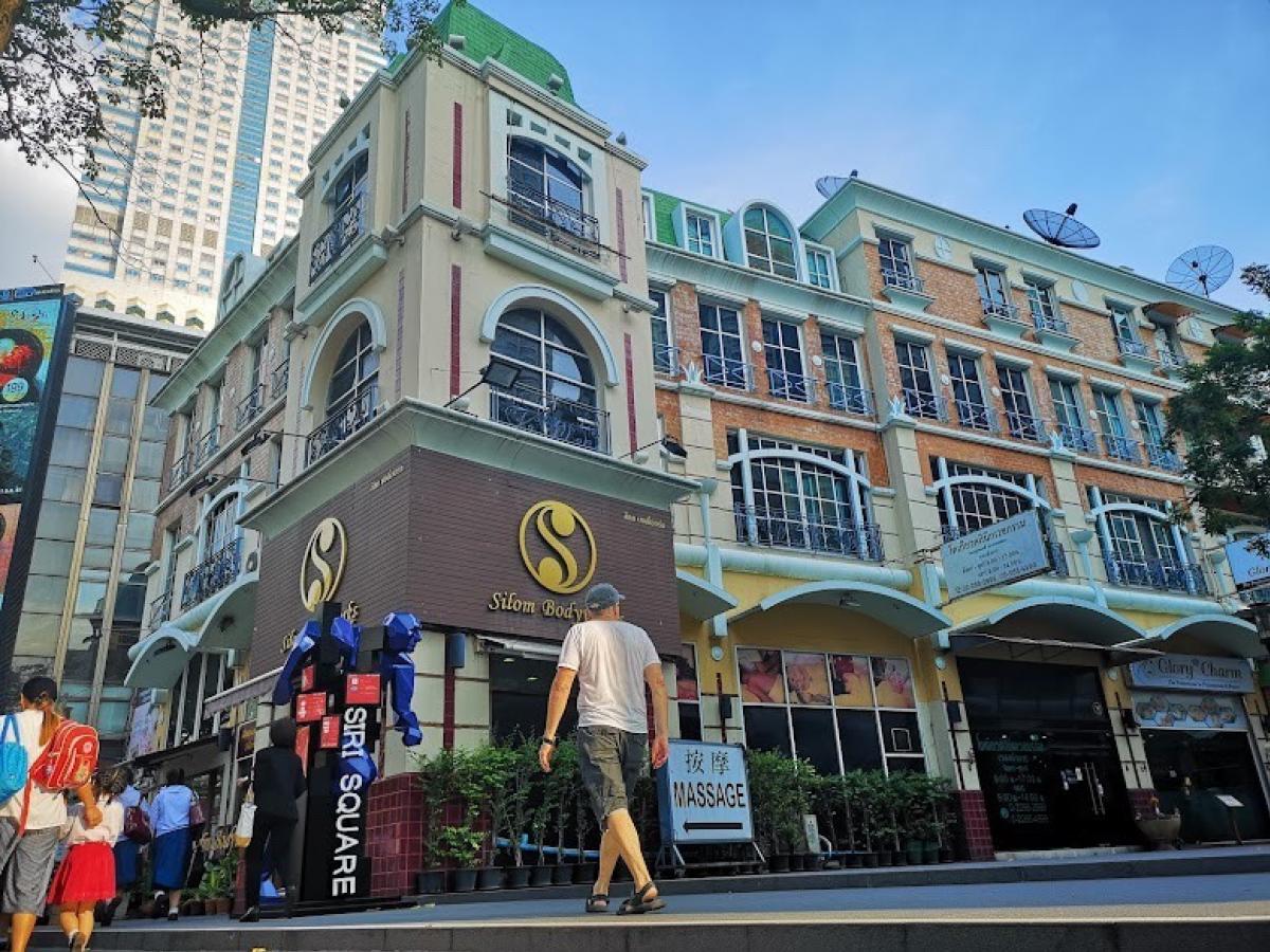 For RentShop HouseSilom, Saladaeng, Bangrak : 🌟Sun Square, 5-story building in the heart of Silom, can be used as an office or restaurant.