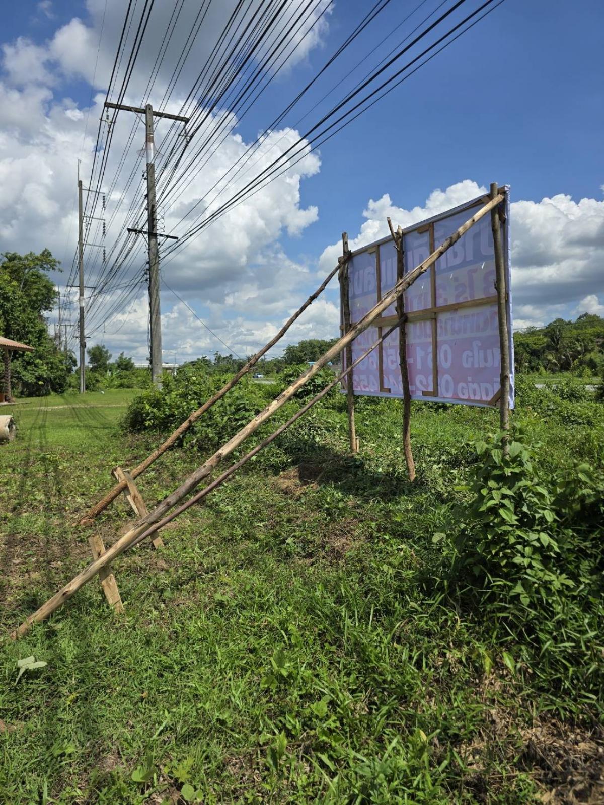 ขายที่ดินนครศรีธรรมราช : ขาย ที่ดิน ติดถนนใหญ่ ถนน ทุ่งสง สุราษฏร์ ขนาดที่ดิน ราวๆ เเกือบ 9 ไร่ หน้ากว้าง ประมาณ 85 ตรม. อยู่ กม. 14  มาจาก ห้างโลตัส ทุ่งสง อยู่ฝังตรงข้าม  (อยู่ เยื้องๆ ตรงข้าม วัดควนสุทธาราม   เยื้อง โรงแรม นุชนารถ. ที่ดิน ทรงเหลียม สวย เพื่งโค่นต้นไม้ไป