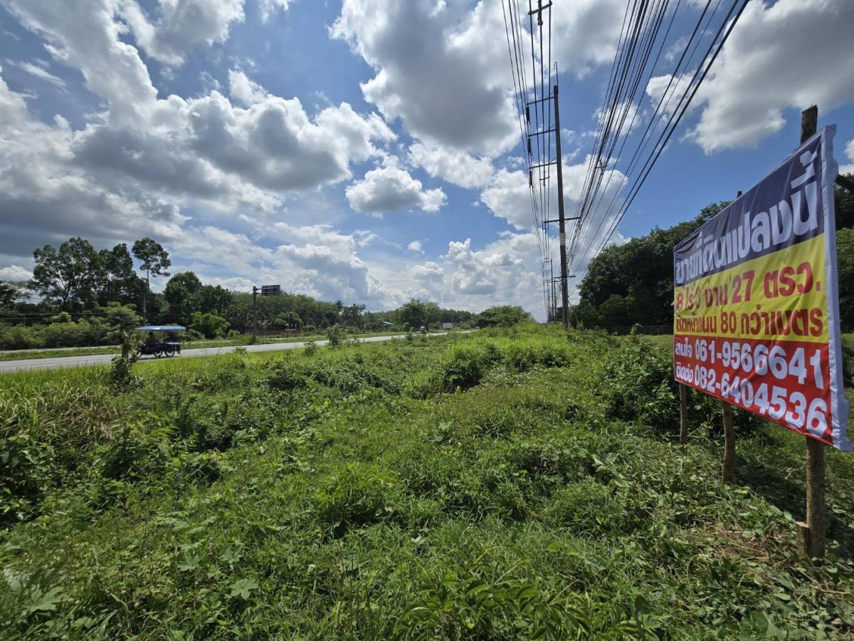 ขายที่ดินนครศรีธรรมราช : ขาย ที่ดิน ติดถนนใหญ่ ถนน ทุ่งสง สุราษฏร์ ขนาดที่ดิน ราวๆ เเกือบ 9 ไร่ หน้ากว้าง ประมาณ 85 ตรม. อยู่ กม. 14  มาจาก ห้างโลตัส ทุ่งสง อยู่ฝังตรงข้าม  (อยู่ เยื้องๆ ตรงข้าม วัดควนสุทธาราม   เยื้อง โรงแรม นุชนารถ. ที่ดิน ทรงเหลียม สวย เพื่งโค่นต้นไม้ไป