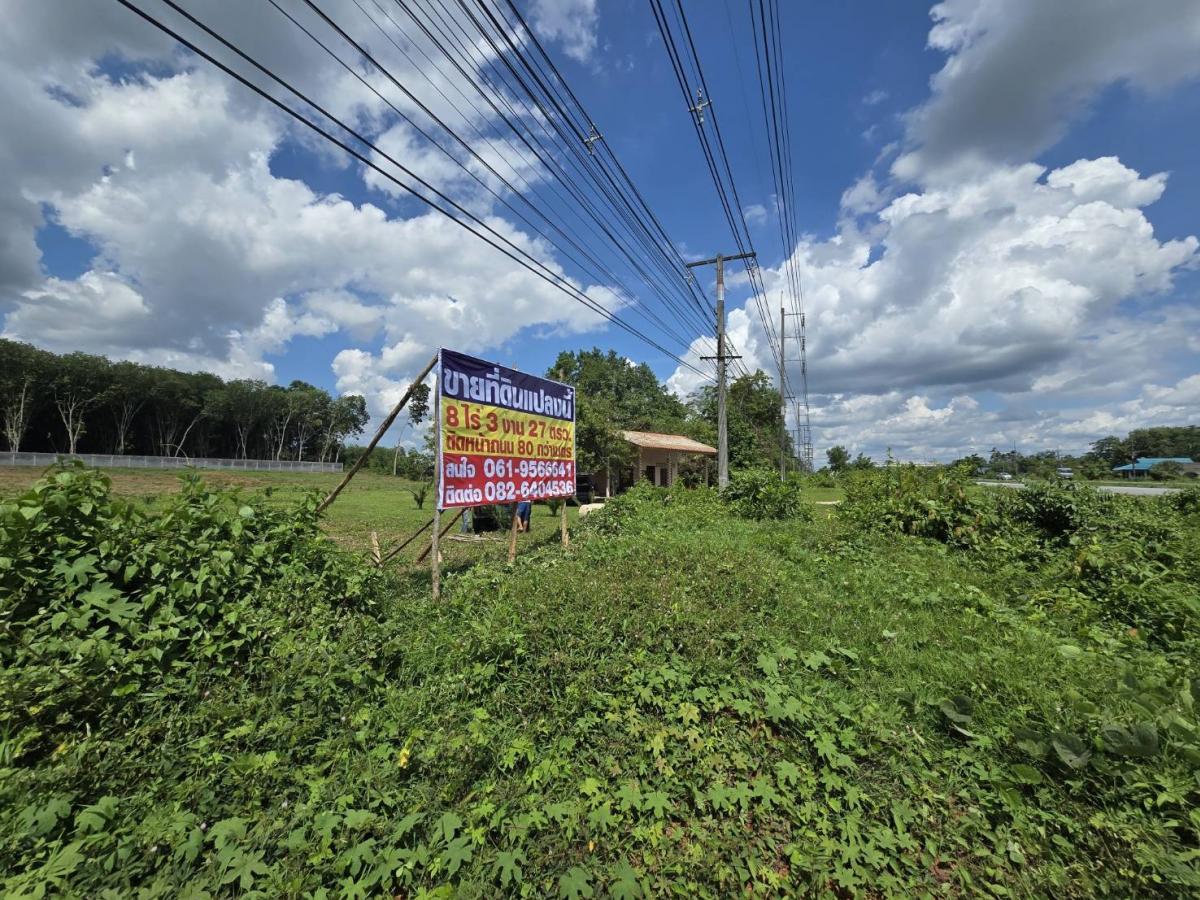 ขายที่ดินนครศรีธรรมราช : ขาย ที่ดิน ติดถนนใหญ่ ถนน ทุ่งสง สุราษฏร์ ขนาดที่ดิน ราวๆ เเกือบ 9 ไร่ หน้ากว้าง ประมาณ 85 ตรม. อยู่ กม. 14  มาจาก ห้างโลตัส ทุ่งสง อยู่ฝังตรงข้าม  (อยู่ เยื้องๆ ตรงข้าม วัดควนสุทธาราม   เยื้อง โรงแรม นุชนารถ. ที่ดิน ทรงเหลียม สวย เพื่งโค่นต้นไม้ไป