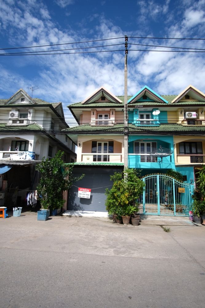 ขายทาวน์โฮมนนทบุรี บางใหญ่ บางบัวทอง : ขายด่วน ทาวเฮ้าส์ 3 ชั้น หมู่บ้านบัวทองธานี ถ.กาญจนาภิเษก ทำเลดี ใกล้รถไฟฟ้าสายสีม่วง