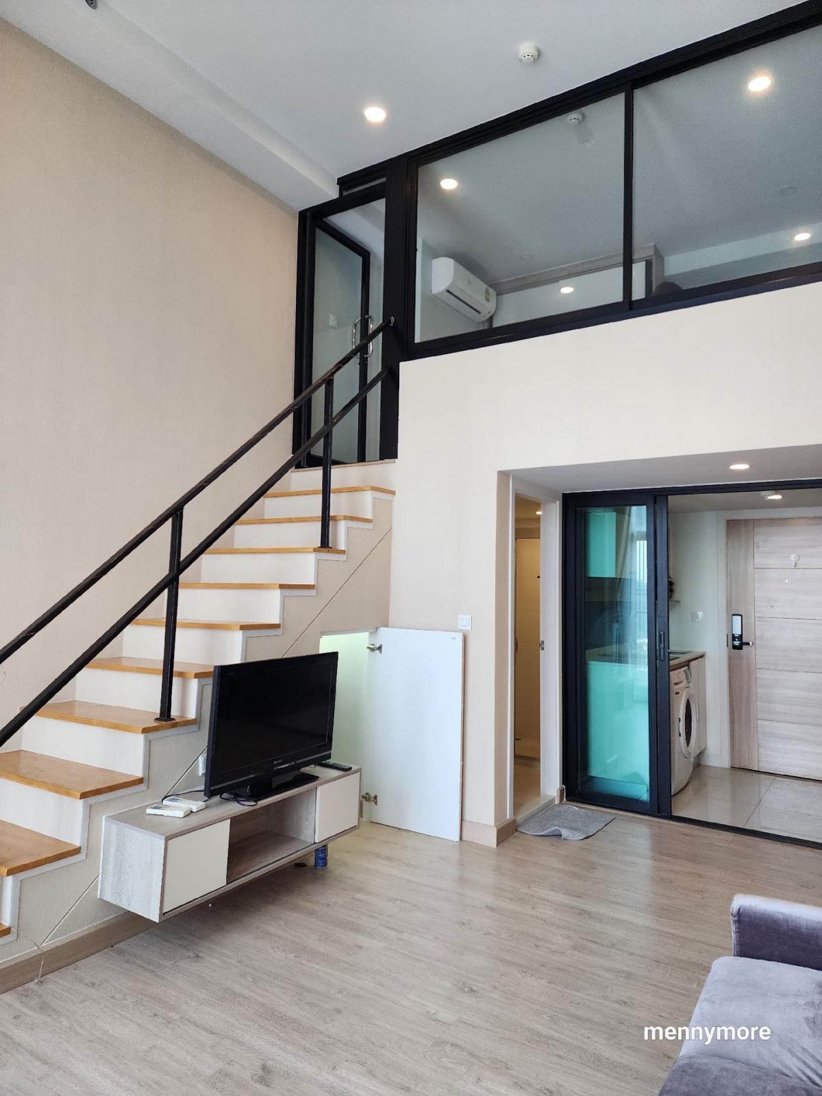 ให้เช่าคอนโดรัตนาธิเบศร์ สนามบินน้ำ พระนั่งเกล้า : ปล่อยเช่าคอนโด Knightsbridge Duplex Tiwanon 789ใกล้ MRT กระทรวงสาธารณสุข 30 เมตรเท่านั้น !!!#ห้องดูเพล็กซ์สุดปัง **#แบบกั้นห้อง**นานๆจะมีว่างนะคะใครหาอยู่รีบเลยค่ะ แอร์ฉ่ำๆ เป็นสัดส่วน ฝ้าเพดานสูง 4.20 ม. โล่งโปร่งสบาย น่าอยู่ขนาด 42 ตารางเมตร ชั้นสูงรับส