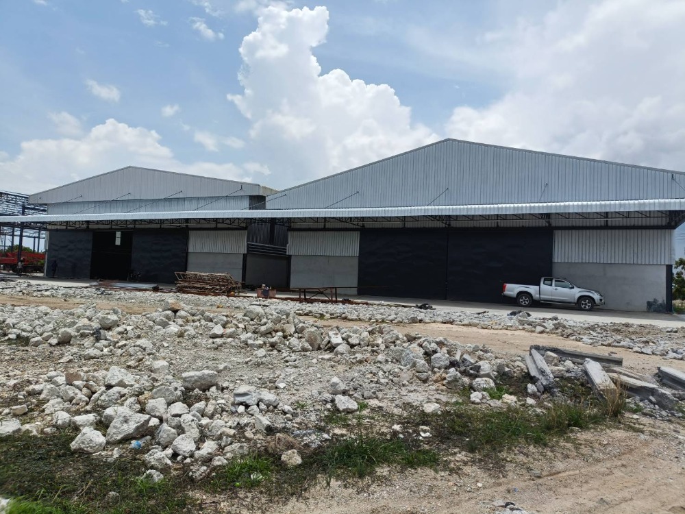 For RentFactoryPattaya, Bangsaen, Chonburi : Factory for rent in the purple zone, Phan Thong District, Chonburi Province, available and ready to use.  Usable area 1400 sq m. Floor load 3 tons/sq m. Far from Amata Nakorn Industrial Estate.