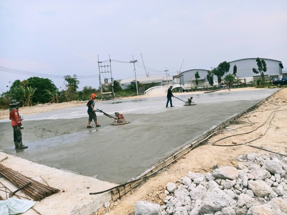 For RentFactoryPattaya, Bangsaen, Chonburi : Factory for rent in the purple zone, Phan Thong District, Chonburi Province, available and ready to use.  Usable area 1400 sq m. Floor load 3 tons/sq m. Far from Amata Nakorn Industrial Estate.