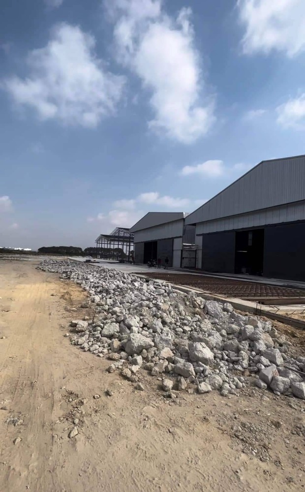 For RentFactoryPattaya, Bangsaen, Chonburi : Factory for rent in the purple zone, Phan Thong District, Chonburi Province, available and ready to use.  Usable area 1400 sq m. Floor load 3 tons/sq m. Far from Amata Nakorn Industrial Estate.