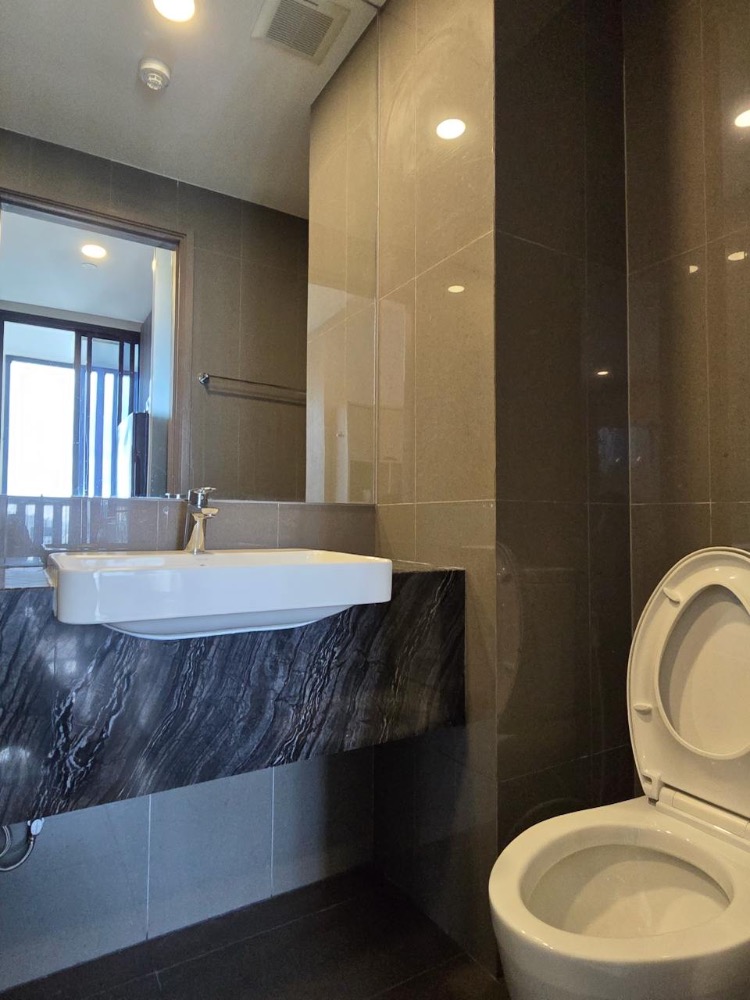 For RentCondoSiam Paragon ,Chulalongkorn,Samyan : Ashton Chula - Silom【𝐑𝐄𝐍𝐓】🔥Warm light tone room, decorated with complete furniture/appliances. Near MRT Samyan 🔥 Line Id: @hacondo