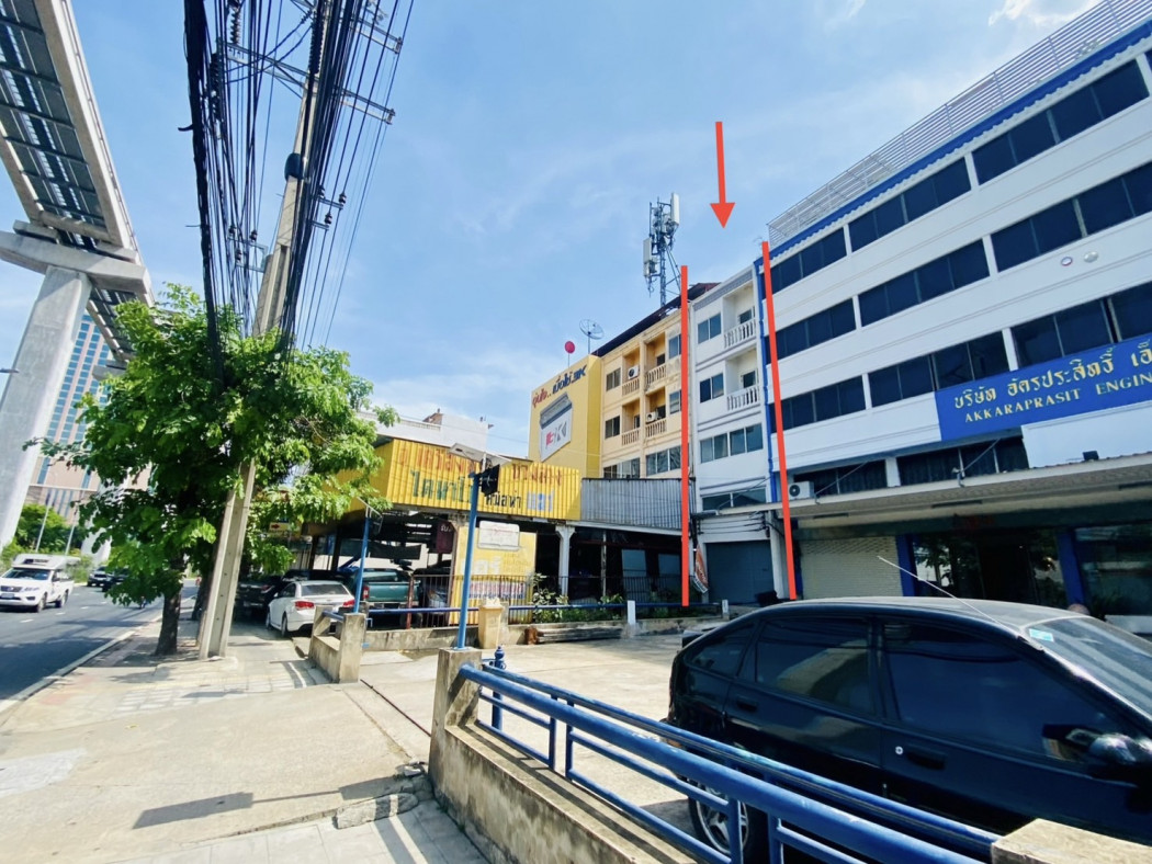 For SaleShop HouseRamkhamhaeng, Hua Mak : Commercial building for sale, next to Srinakarin Road, usable area 212 sq m, size 26 sq wa, near MRT Lam Sali Intersection.