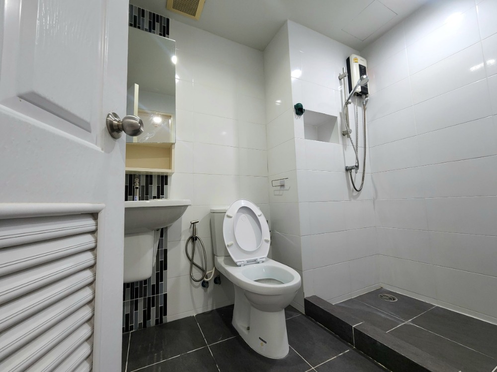 For RentCondoBangna, Bearing, Lasalle : Status as per the cover photo**Room available, east side, 8th floor, topmost, private**For rent, The Niche Mono Bangna, Phase 1, Building B, ready to move in, ready to view.