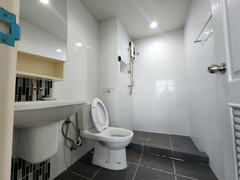 For RentCondoBangna, Bearing, Lasalle : Status as per the cover photo**Room available, east side, 8th floor, topmost, private**For rent, The Niche Mono Bangna, Phase 1, Building B, ready to move in, ready to view.