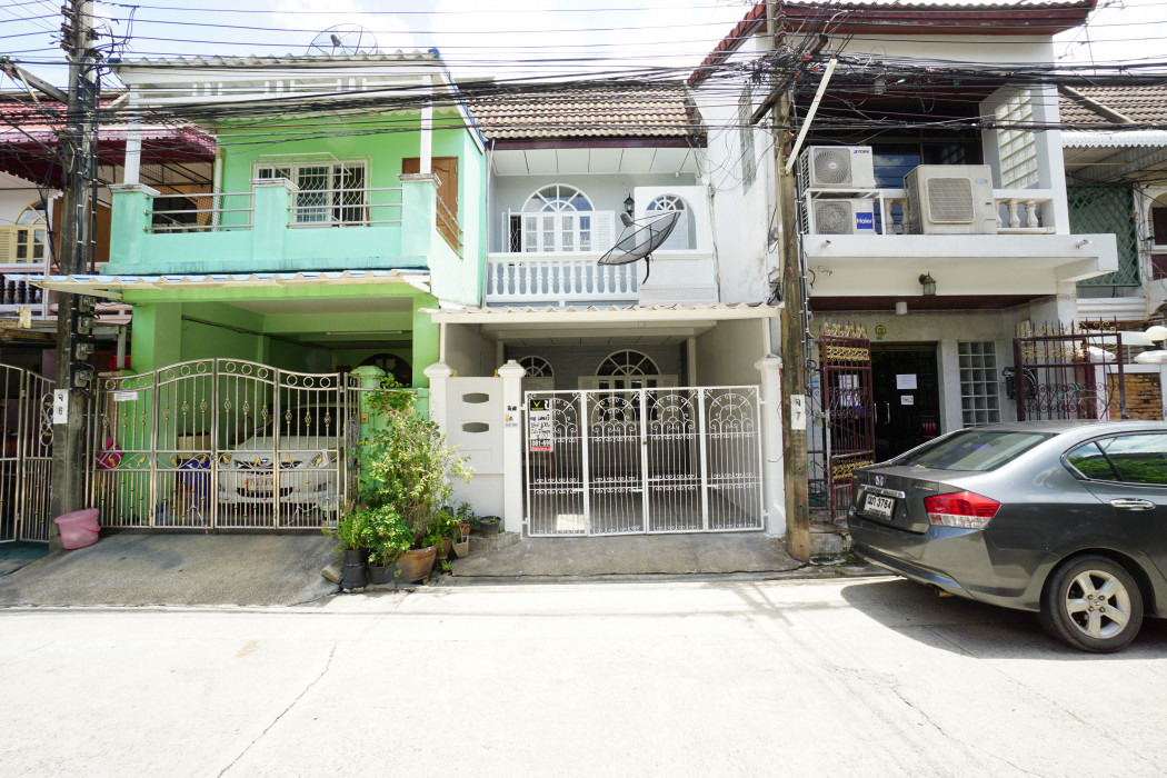 ขายทาวน์โฮมลาดพร้าว101 แฮปปี้แลนด์ : ขาย ทาวน์โฮม หมู่บ้าน เสนาวิลล่า 84 120 ตรม. 18 ตร.วา ซอยแฮปปี้แลนด์ คุ้มว่าเช่า ตกแต่งใหม่ สวย ราคาพิเศษสุดๆ
