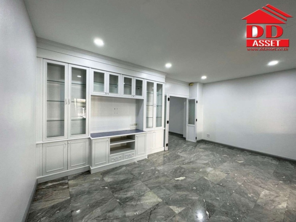 For SaleTownhomePattanakan, Srinakarin : For sale/rent 4-story townhouse, Baan Waratorn Ville Phatthanakan 44 project, code: T8067