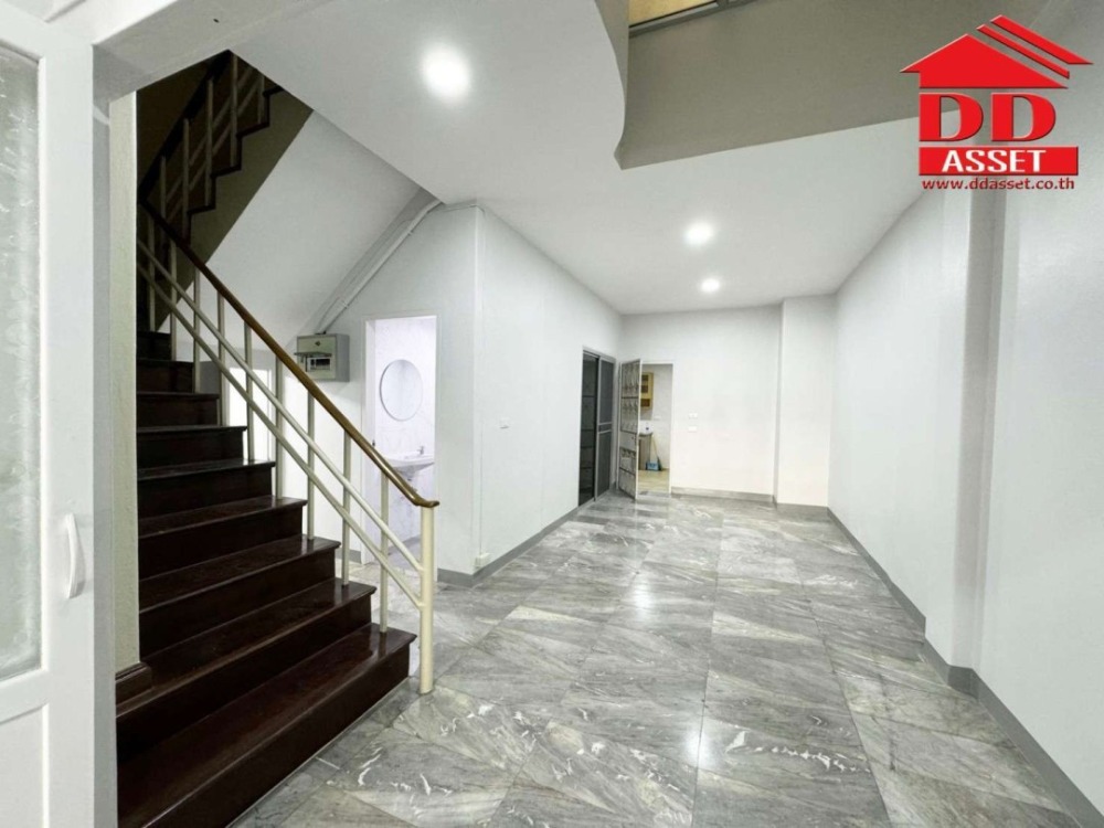 For SaleTownhomePattanakan, Srinakarin : For sale/rent 4-story townhouse, Baan Waratorn Ville Phatthanakan 44 project, code: T8067