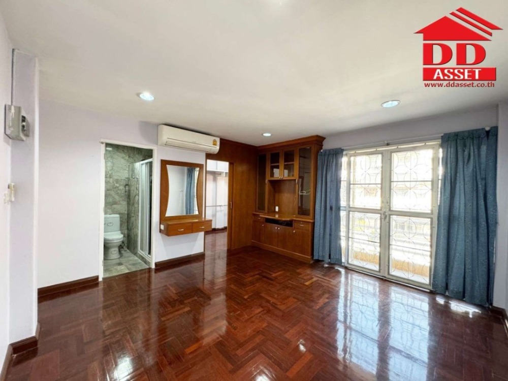 For SaleTownhomePattanakan, Srinakarin : For sale/rent 4-story townhouse, Baan Waratorn Ville Phatthanakan 44 project, code: T8067