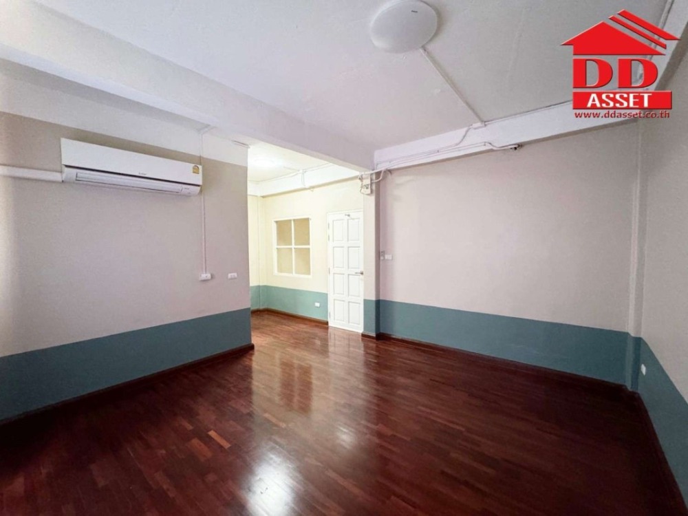 For SaleTownhomePattanakan, Srinakarin : For sale/rent 4-story townhouse, Baan Waratorn Ville Phatthanakan 44 project, code: T8067