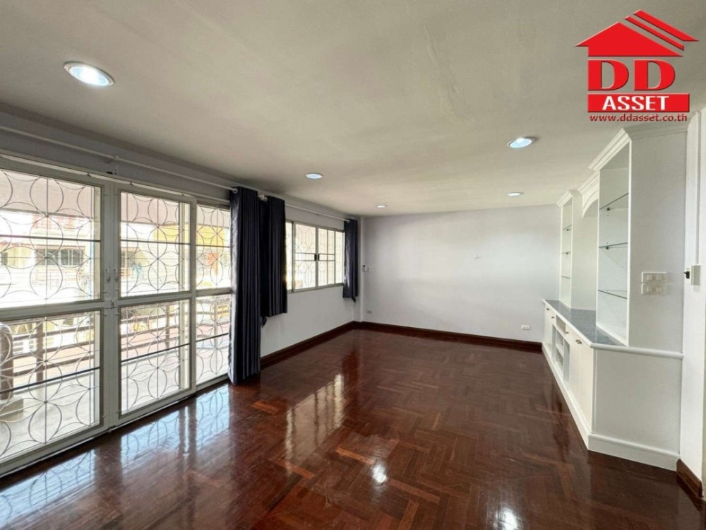 For SaleTownhomePattanakan, Srinakarin : For sale/rent 4-story townhouse, Baan Waratorn Ville Phatthanakan 44 project, code: T8067