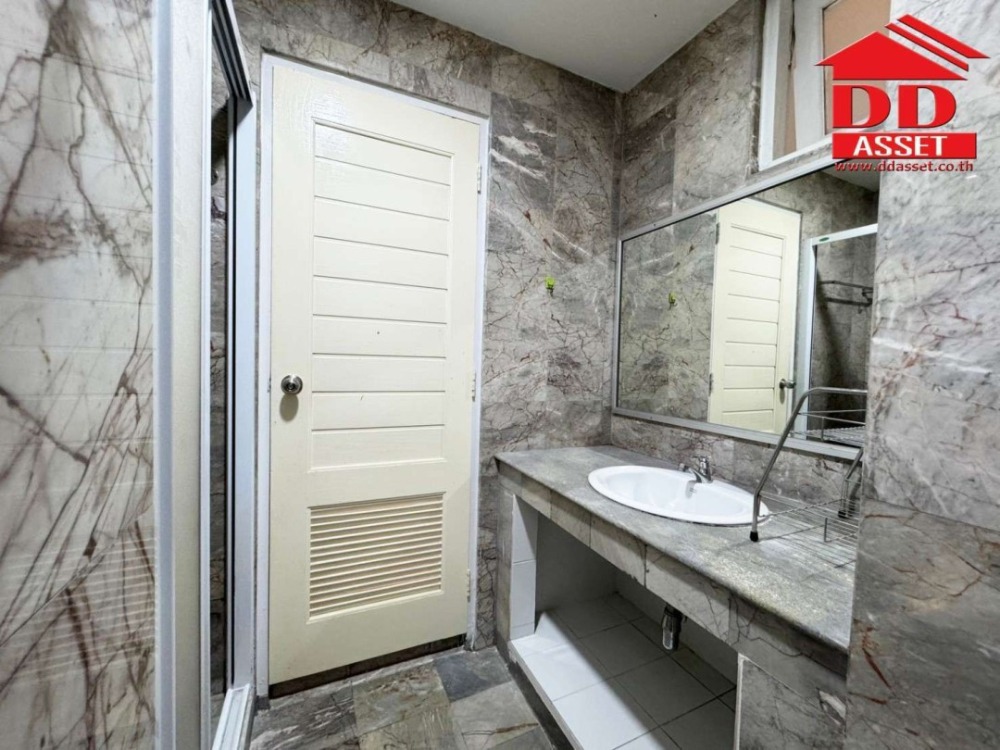 For SaleTownhomePattanakan, Srinakarin : For sale/rent 4-story townhouse, Baan Waratorn Ville Phatthanakan 44 project, code: T8067