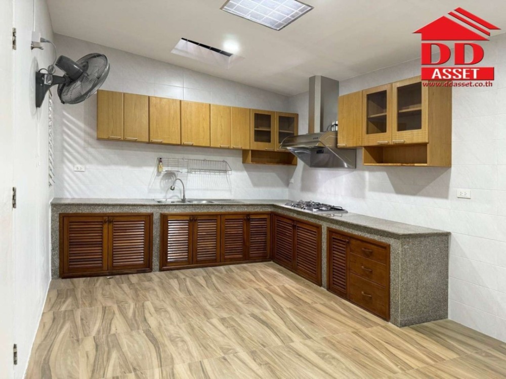 For SaleTownhomePattanakan, Srinakarin : For sale/rent 4-story townhouse, Baan Waratorn Ville Phatthanakan 44 project, code: T8067