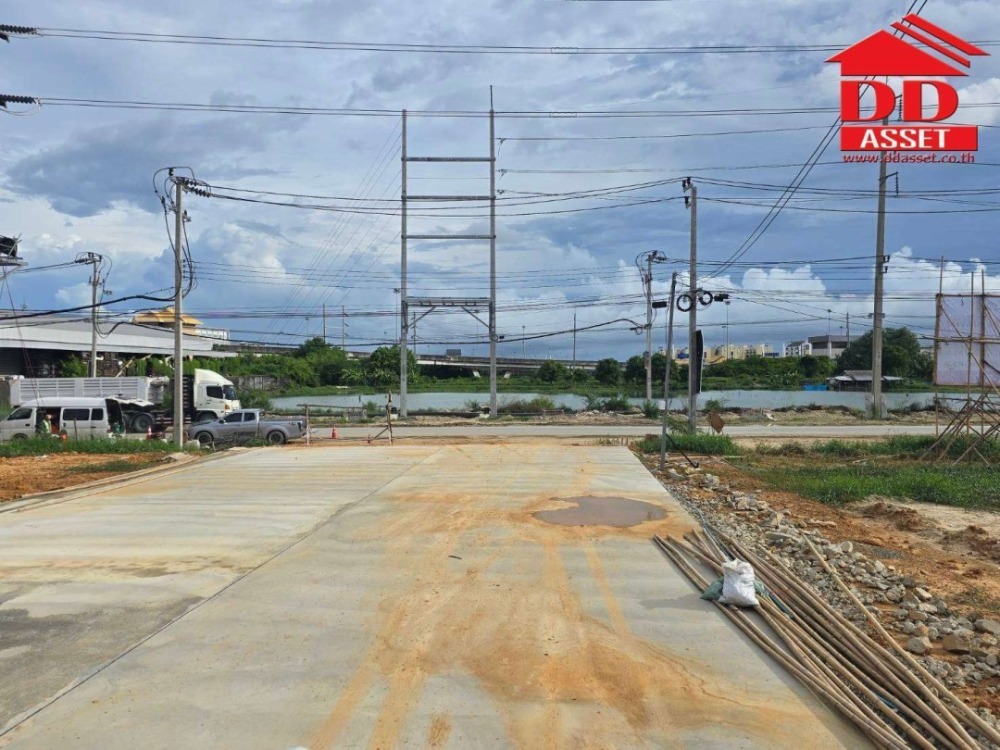 For RentWarehouseSamut Prakan,Samrong : Warehouse for rent, location next to Nam Daeng - Bang Phli, next to the main road, near Wat Nam Daeng. Srinakarin Road, Bangna, area 1,000 sq m., code F8012.