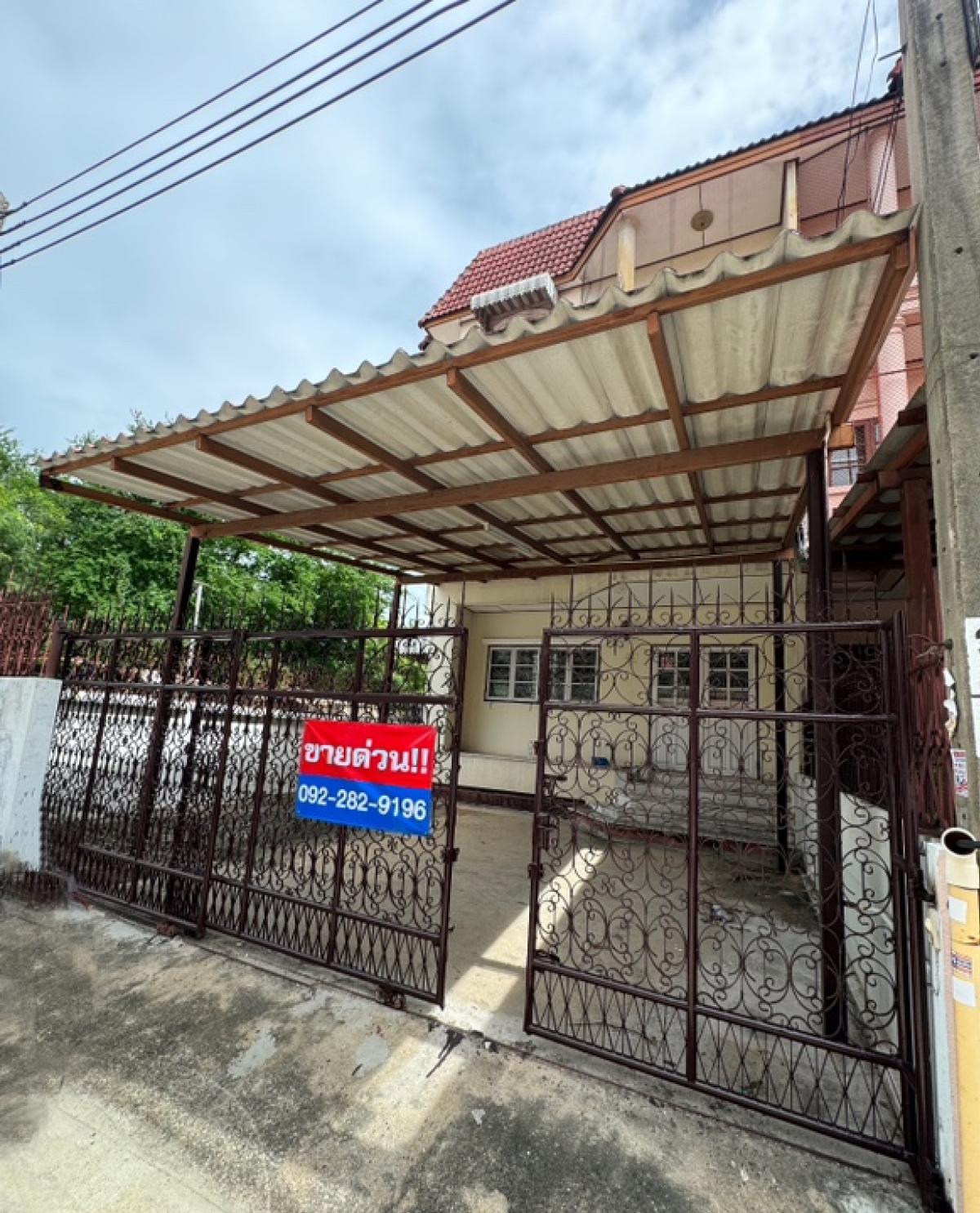 For SaleTownhomePhutthamonthon, Salaya : Townhome for sale, 3 floors, south corner, Rungroj Village, Thawi Watthana 47, size 56 sq m, renovated inside. Next to Borommaratchachonnani Road. If interested, call: 0922829196