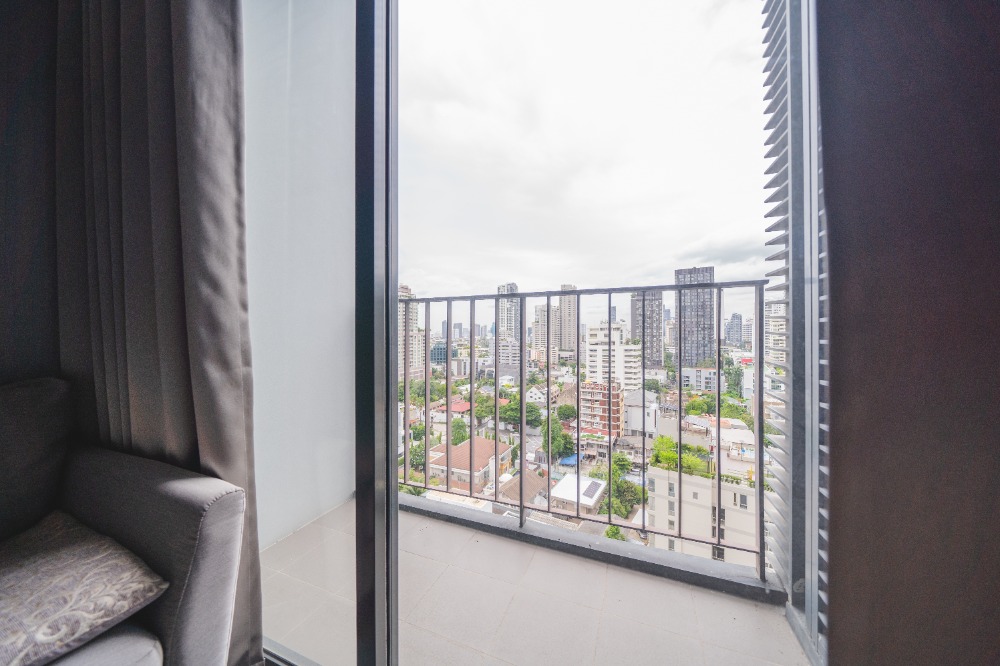 ให้เช่าคอนโดสุขุมวิท อโศก ทองหล่อ : ปล่อยเช่า Edge By Sansiri (Sukhumvit 23) เอดจ์ บาย แสนสิริ สุขุมวิท 23 ใกล้ BTS อโศกและ MRT สุขุมวิท ในระยะเดินถึงห้องสวย เฟอร์ครบ ชั้น 11 วิวเมือง