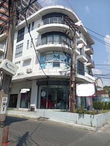 For RentShop HouseOnnut, Udomsuk : BS1412 Commercial building for rent, 2 corner units, next to On Nut Road. Suitable for clinics, offices, beauty salons.