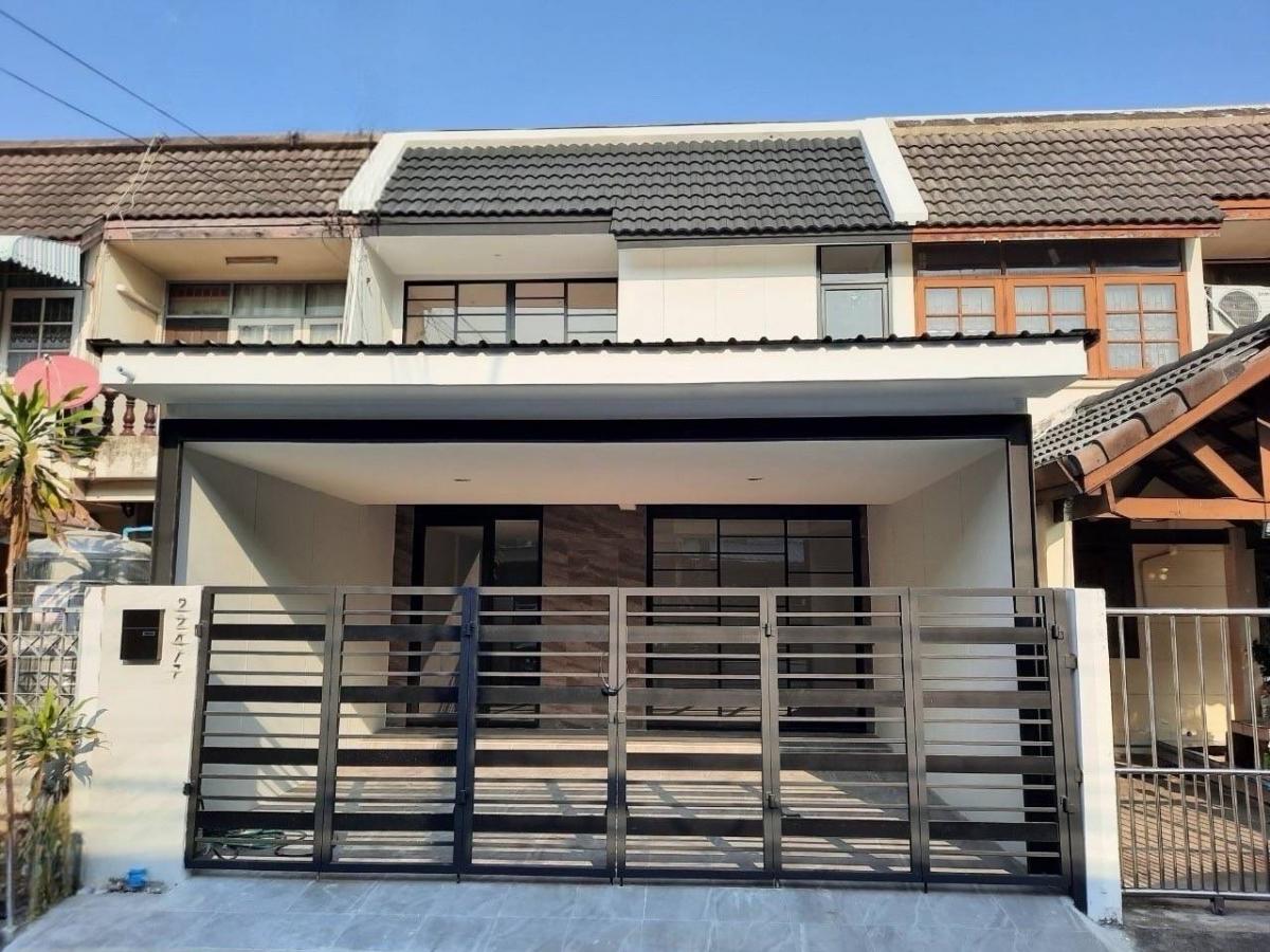 For SaleTownhomeLadprao101, Happy Land, The Mall Bang Kapi : 2-story townhouse for sale, whole house renovated. Near the entrance to the Yellow Line. Thai Population Village, Lat Phrao 93