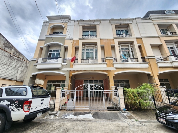 For SaleTownhomeEakachai, Bang Bon : For sale, 3-story townhome, Baan Parinlak. Ekkachai-Bang Bon, 22 sq m., width 5 meters, near Central Rama 2.