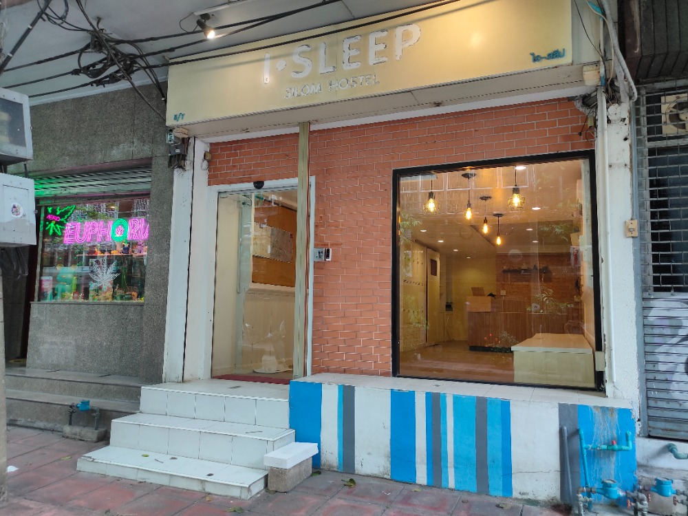 For RentShop HouseSilom, Saladaeng, Bangrak : Building for rent in Silom area, in the heart of CBD and close to tourist attractions, only 500 m. from BTS Chong Nonsi (King Power Mahanakorn), great location!!