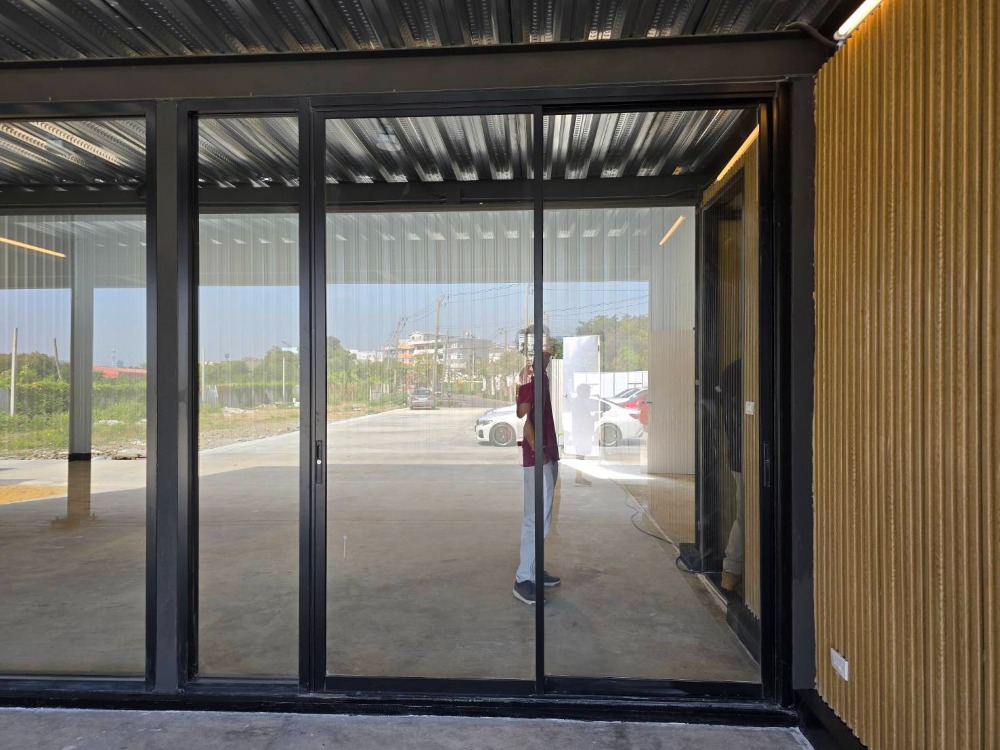 For RentShowroomRama5, Ratchapruek, Bangkruai : West Park Ratchaphruek, beautiful modern showroom. Near Ratchaphruek Road Newly built, ready to use Along Bang Kruai-Jong Thanom Road  Area 200 sq m.