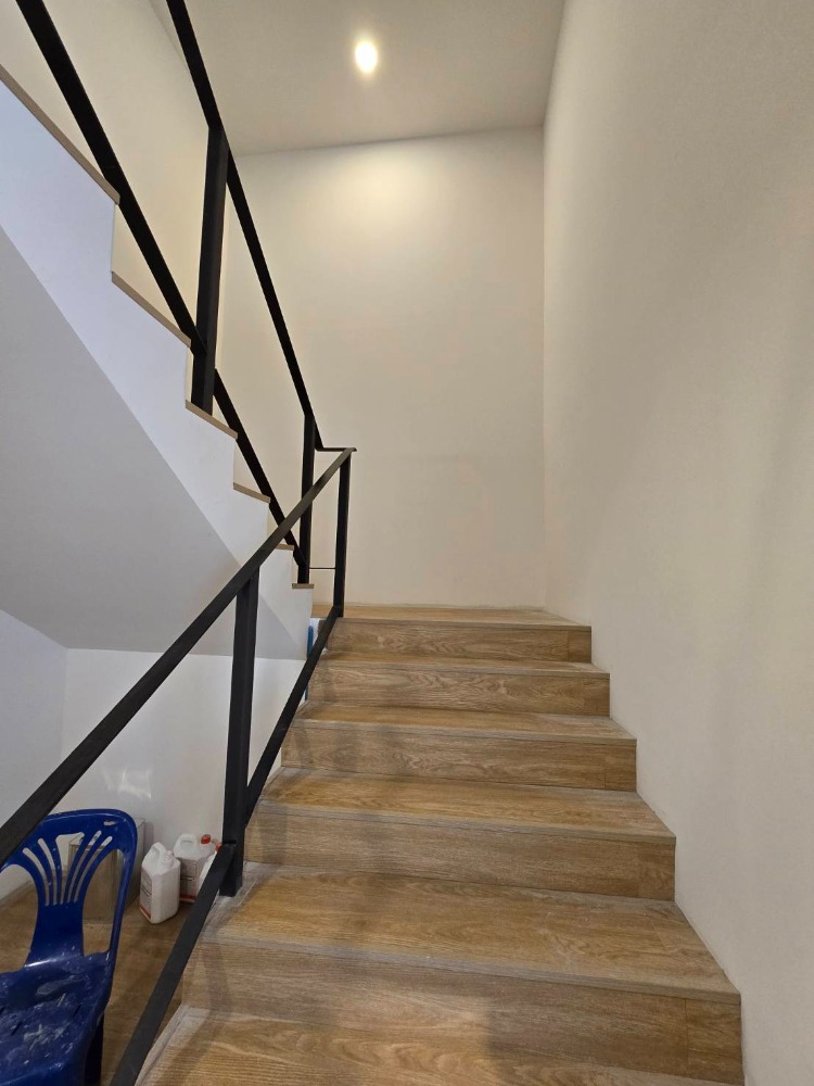 For RentShowroomRama5, Ratchapruek, Bangkruai : West Park Ratchaphruek, beautiful modern showroom. Near Ratchaphruek Road Newly built, ready to use Along Bang Kruai-Jong Thanom Road  Area 200 sq m.