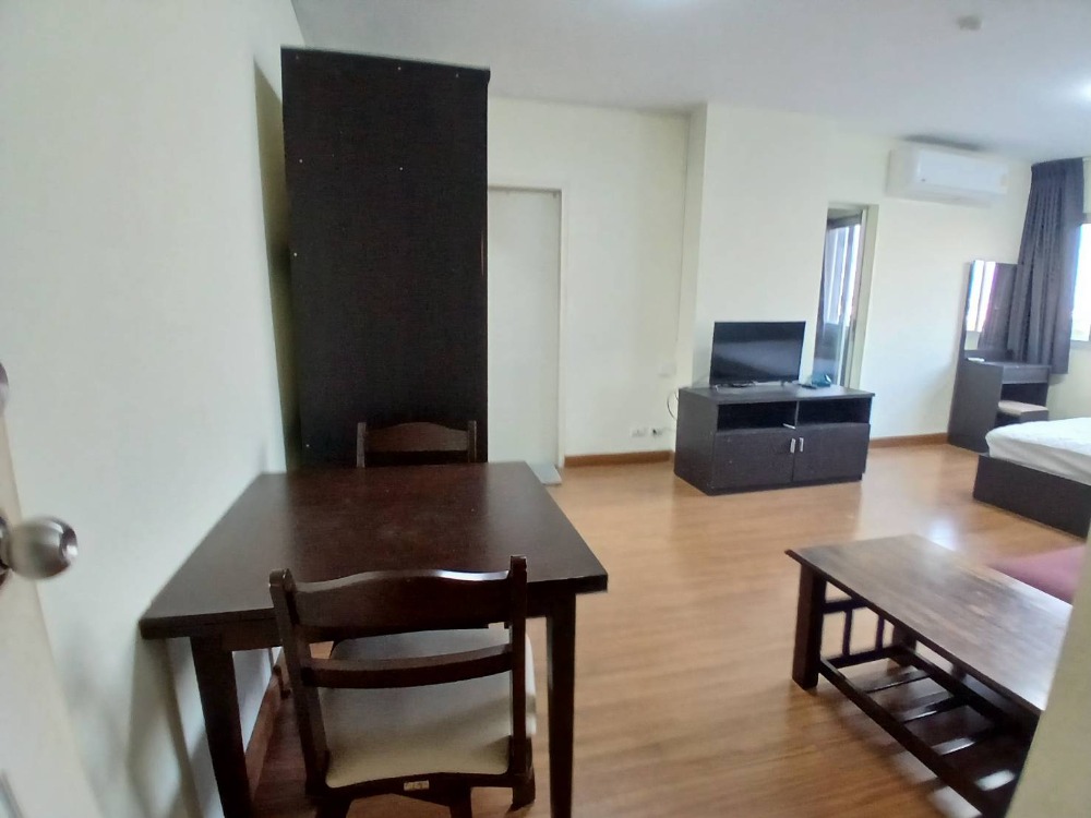 For RentCondoPattanakan, Srinakarin : For rent: The Season Srinakarin, has washing machine, corner room, call 0999983897