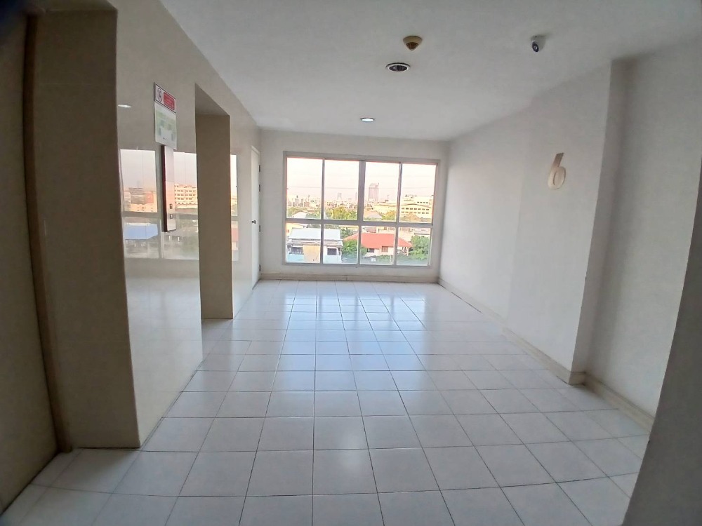 For RentCondoPattanakan, Srinakarin : For rent: The Season Srinakarin, has washing machine, corner room, call 0999983897