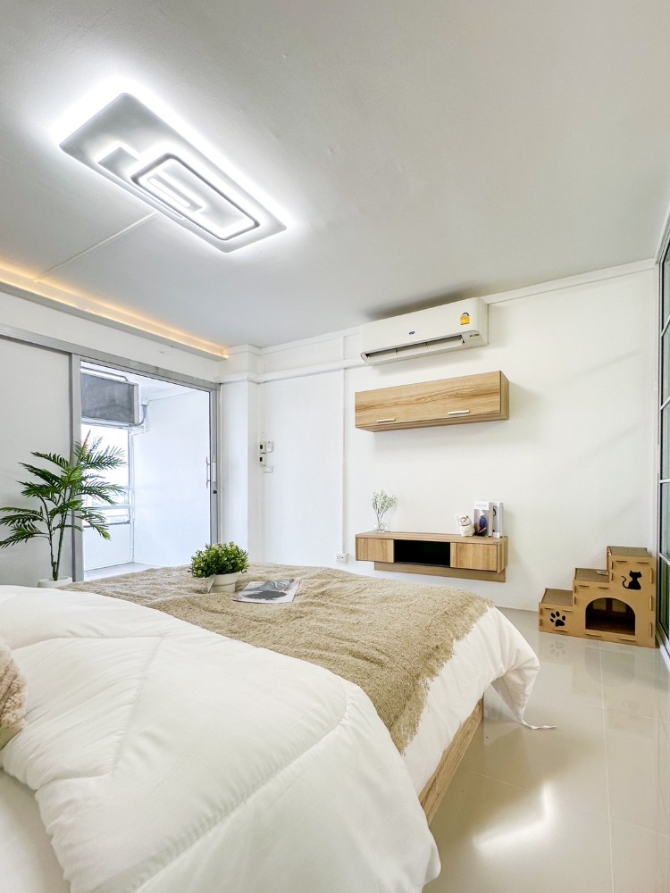 For SaleCondoRatchadapisek, Huaikwang, Suttisan : Condo priced less than a million in the heart of Ratchada 36, ​​pet-friendly condo, very new room.