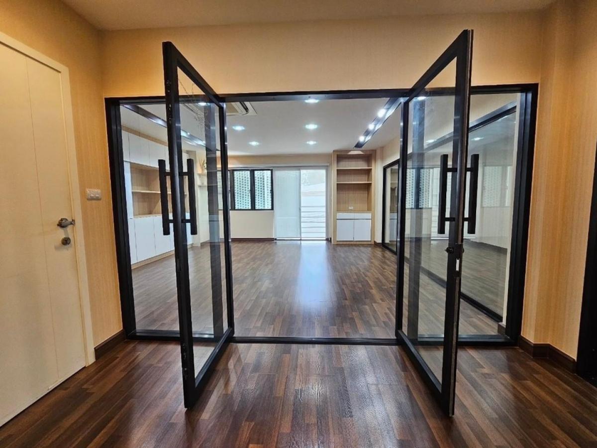 ขายโฮมออฟฟิศเลียบทางด่วนรามอินทรา : 📢👇Home ออฟฟิศ ใน โครงการดิสทริค เอกมัย-รามอินทรา ตึกแฝด 4 ชั้น การเดินทางสะดวก ใกล้ทางขึ้นลงทางด่วน อยู่บนถนนเลียบด่วน เอกมัย รามอินทรา