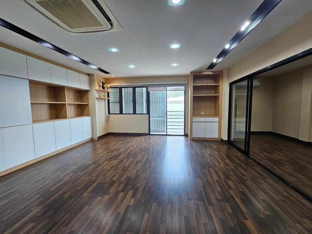 ขายโฮมออฟฟิศเลียบทางด่วนรามอินทรา : 📢👇Home ออฟฟิศ ใน โครงการดิสทริค เอกมัย-รามอินทรา ตึกแฝด 4 ชั้น การเดินทางสะดวก ใกล้ทางขึ้นลงทางด่วน อยู่บนถนนเลียบด่วน เอกมัย รามอินทรา