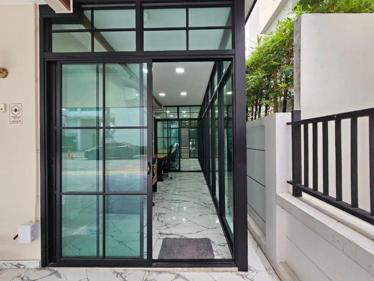 ขายโฮมออฟฟิศเลียบทางด่วนรามอินทรา : 📢👇Home ออฟฟิศ ใน โครงการดิสทริค เอกมัย-รามอินทรา ตึกแฝด 4 ชั้น การเดินทางสะดวก ใกล้ทางขึ้นลงทางด่วน อยู่บนถนนเลียบด่วน เอกมัย รามอินทรา