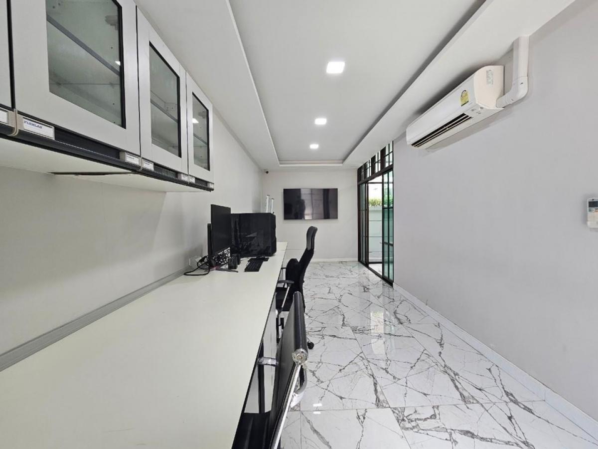 ขายโฮมออฟฟิศเลียบทางด่วนรามอินทรา : 📢👇Home ออฟฟิศ ใน โครงการดิสทริค เอกมัย-รามอินทรา ตึกแฝด 4 ชั้น การเดินทางสะดวก ใกล้ทางขึ้นลงทางด่วน อยู่บนถนนเลียบด่วน เอกมัย รามอินทรา