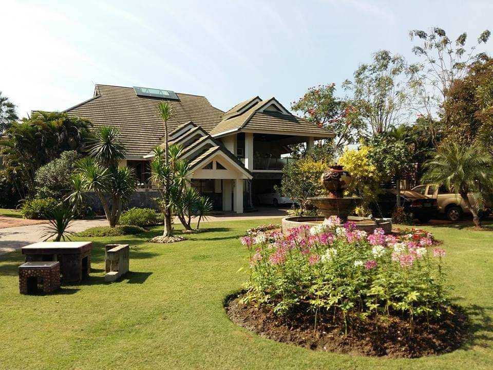 For SaleHouseLamphun : For sale: 3 plots of land with 5 buildings, 1,287 sq m.