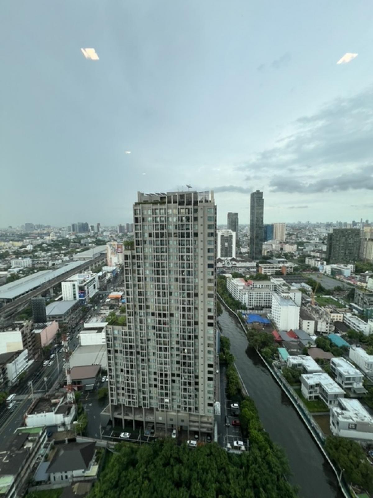 For RentCondoRama9, Petchburi, RCA : Condo for rent, The Base Phetchaburi, Thonglor, 16,000 baht, 1 bedroom, 34 sq m. MRT Phetchaburi, ARL Makkasan, near Thonglor (400 meters), Sukhumvit, Asoke, RCA, Ratchada, Ekkamai, Rama 9 SWU