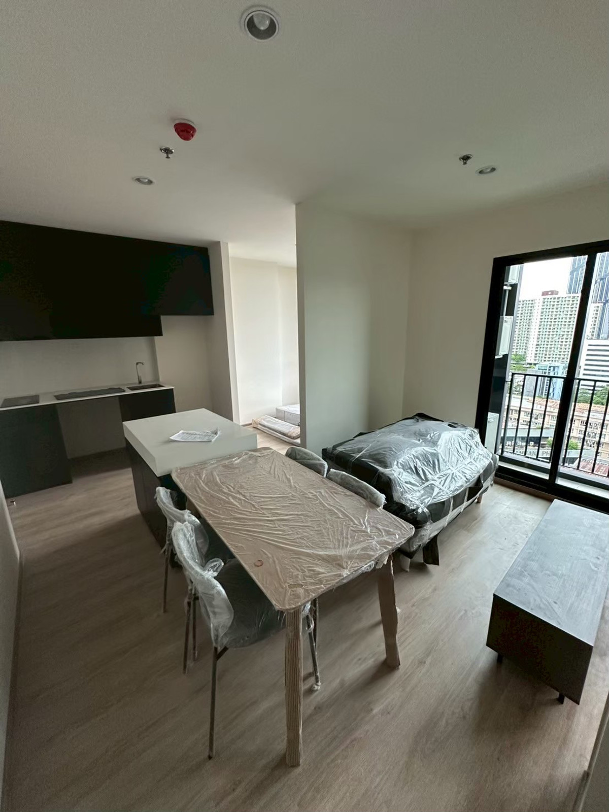 ขายคอนโดพระราม 9 เพชรบุรีตัดใหม่ RCA : 🌳 ขาดทุนหนัก 🍊 ขายดาวน์ Noble Nue District R9 ขนาด 34.80 ตรม. 1 นอน Plus  สนใจติดต่อ 0993529495