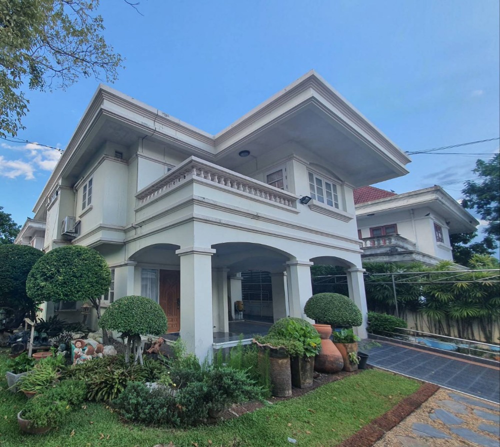 ให้เช่าบ้านปิ่นเกล้า จรัญสนิทวงศ์ : ให้เช่าบ้านเดี่ยวหลังใหญ่ 5 ห้องนอน พื้นที่ใช้สอยเยอะมาก  ตกแต่ง+เฟอร์นิเจอร์ พร้อมอยู่ อยู่ในหมู่บ้านอมรชัย 3 เดินทางสะดวก 5 นาทีถึงสะพานลอยฟ้าบรมราชชนนี หมู่บ้านเข้าออกได้ 2 เส้น ถ.บรมราชชนนี (ซอย72) หรือ ถ.ศาลาธรรมสพน