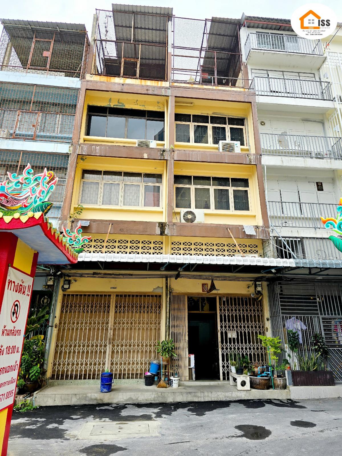 For SaleShop HouseSiam Paragon ,Chulalongkorn,Samyan : 2 -storey commercial building for sale, 4th floor, Rama 4 Rd., Near MRT Sam Yan, suitable for building a hostel office in the middle of the city.