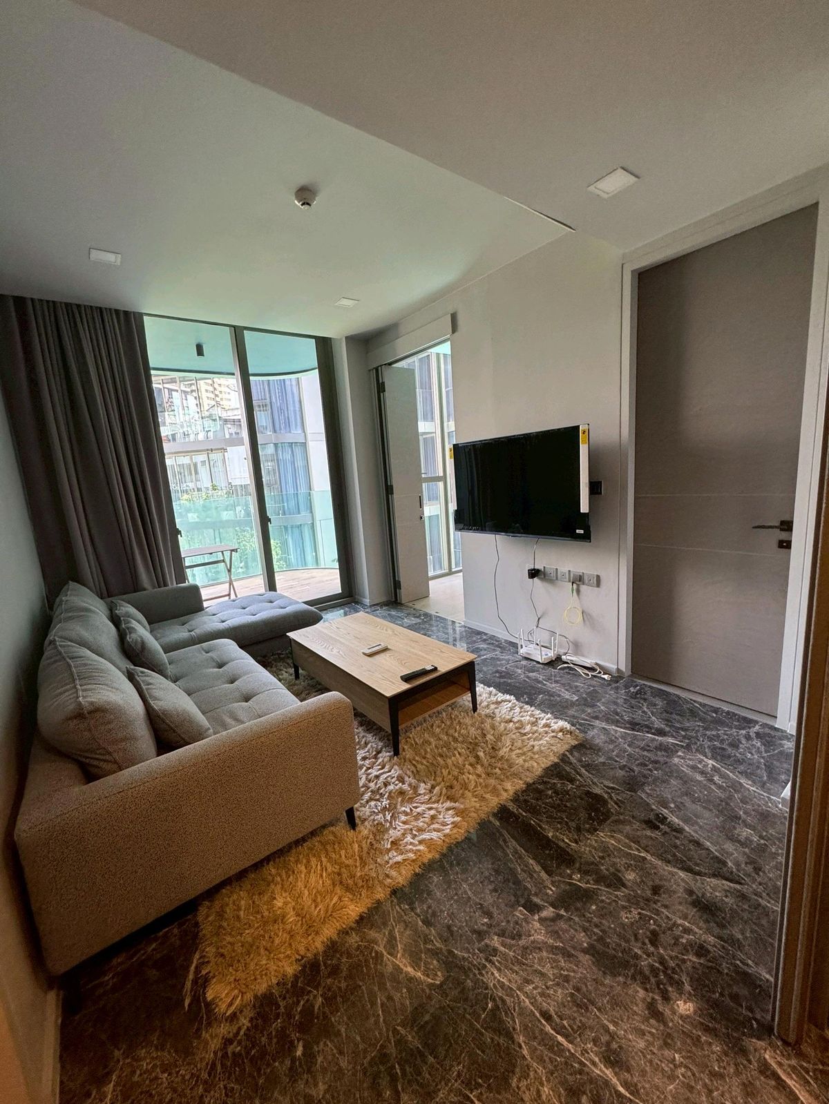 For RentCondoSukhumvit, Asoke, Thonglor : Ashton 41, 2 Beds, 2 Baths, 74 sq m, newly decorated in a quiet, shady alley. Conveniently Located. Close to Em District