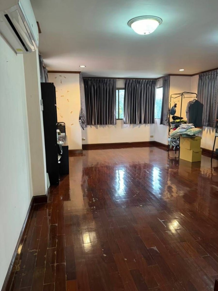 ขายบ้านเลียบทางด่วนรามอินทรา : S-HSRL102 ขาย บ้านเดี่ยว หมู่บ้านศรีวรา ทาวน์อินทาวน์ 3ชั้น ขนาด 469ตร.ว. พื้นที่ใช้สอย 1,500ตร.ม. 8นอน 11น้ำ 180 ล้าน 064-959-8900