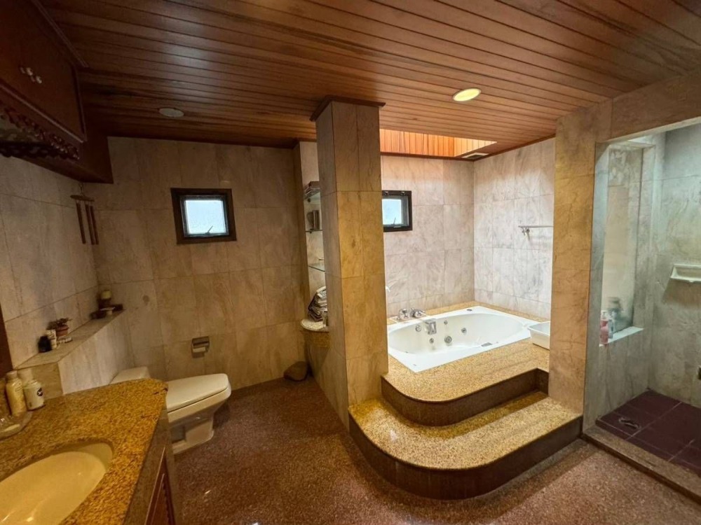 ขายบ้านเลียบทางด่วนรามอินทรา : S-HSRL102 ขาย บ้านเดี่ยว หมู่บ้านศรีวรา ทาวน์อินทาวน์ 3ชั้น ขนาด 469ตร.ว. พื้นที่ใช้สอย 1,500ตร.ม. 8นอน 11น้ำ 180 ล้าน 064-959-8900