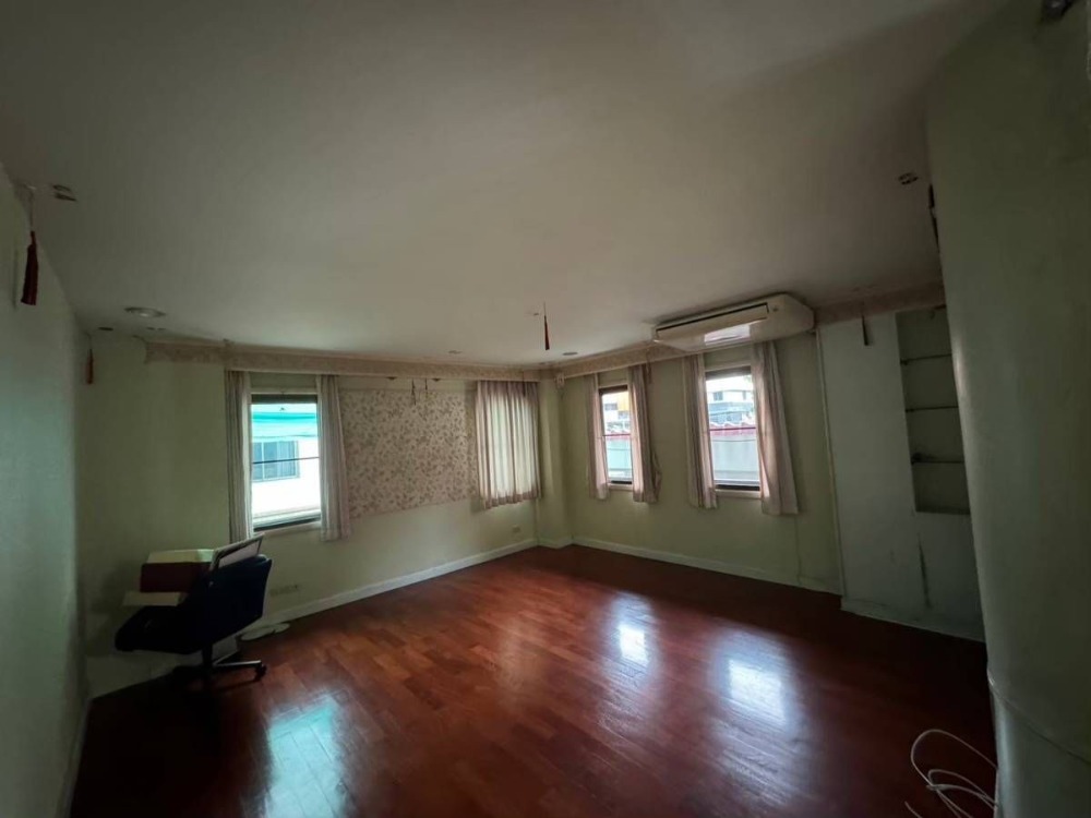 ขายบ้านเลียบทางด่วนรามอินทรา : S-HSRL102 ขาย บ้านเดี่ยว หมู่บ้านศรีวรา ทาวน์อินทาวน์ 3ชั้น ขนาด 469ตร.ว. พื้นที่ใช้สอย 1,500ตร.ม. 8นอน 11น้ำ 180 ล้าน 064-959-8900