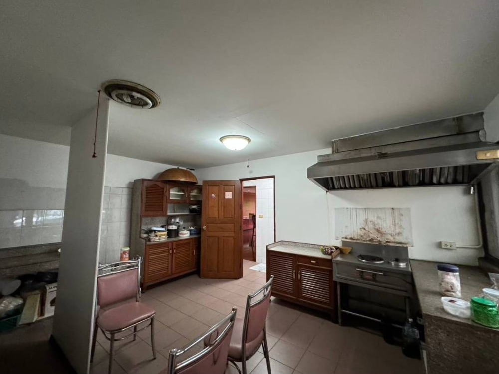 ขายบ้านเลียบทางด่วนรามอินทรา : S-HSRL102 ขาย บ้านเดี่ยว หมู่บ้านศรีวรา ทาวน์อินทาวน์ 3ชั้น ขนาด 469ตร.ว. พื้นที่ใช้สอย 1,500ตร.ม. 8นอน 11น้ำ 180 ล้าน 064-959-8900